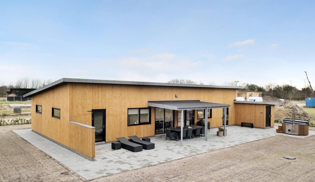 5 bedroom awesome home in Hadsund