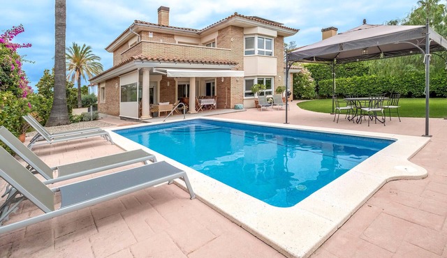 5 bedroom awesome home in Reus