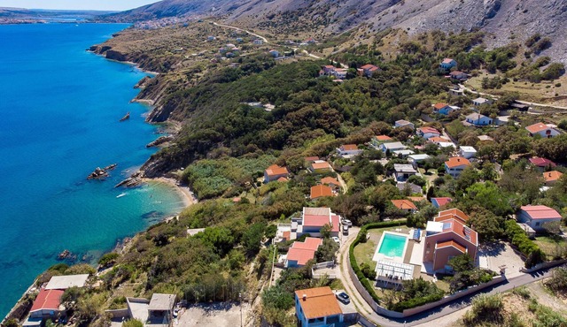 5 bedroom awesome home in Pag