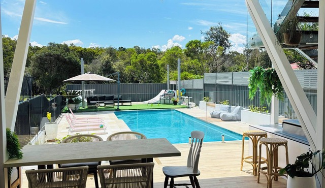 5 bedroom Beach house - 13m pool & Lake at back door - sleeps 13