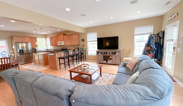 5 Bedroom Beach House in Old Homestead