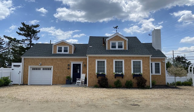 5 Bedroom Beach Retreat w. Pool & Chef’s Kitchen - Steps from Private Beach