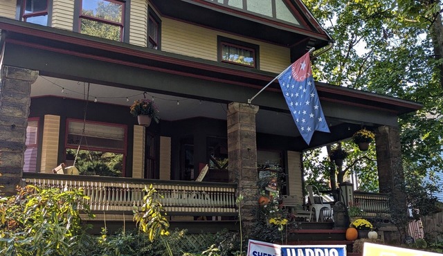 5 Bedroom - Beautiful Century Home Minutes from Downtown & Lake