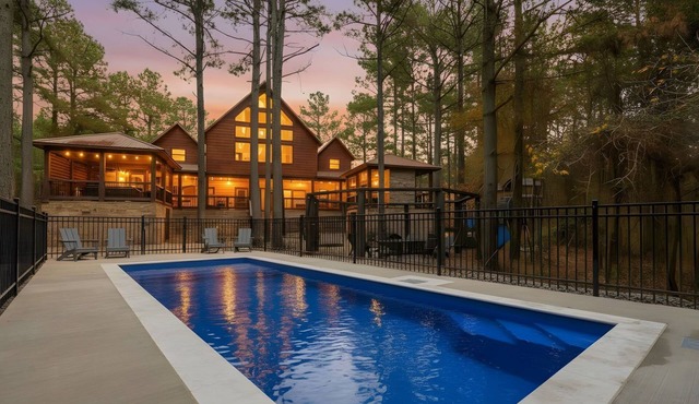 5‑Bedroom Cabin Heated Pool Pickleball Sleeps 24 1 Mile to Hochatown