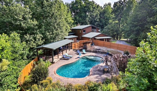 5-Bedroom Cabin with Private Seasonal Pool and Hot Tub