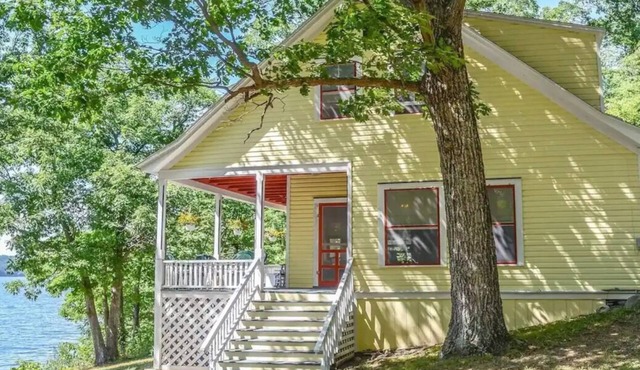 5-bedroom charming cottage in Burdett with private beach and beautiful views