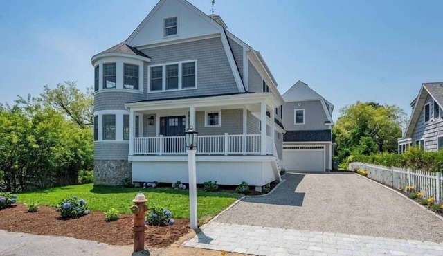 5 bedroom Close to beaches, island ferries and Main St Hyannis RPMS164