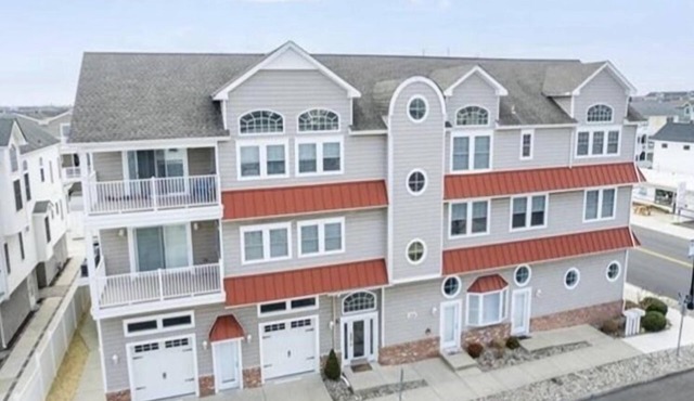 5 bedroom condo, w elevator. Great locations in Fish Alley.