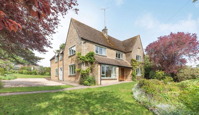 5 bedroom Cotswold holiday cottage with a superb garden - Elm Bank