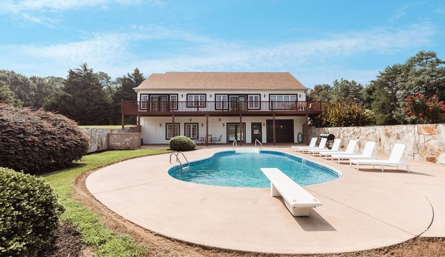 5 bedroom Country Living with Salt Pool, 23-acre mountain view property