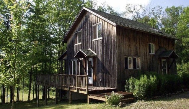 5 Bedroom Cozy Cabin Nestled in the Woods with Pond 1 mile from CHQ Institution