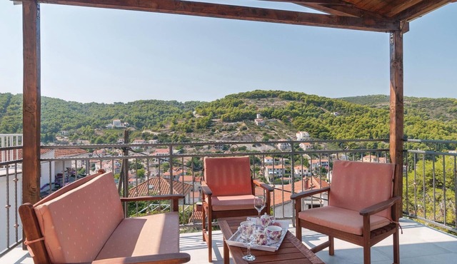 5 bedroom cozy home in Stomorska