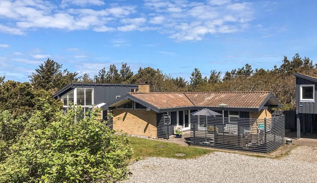 5 bedroom cozy home in Ulfborg
