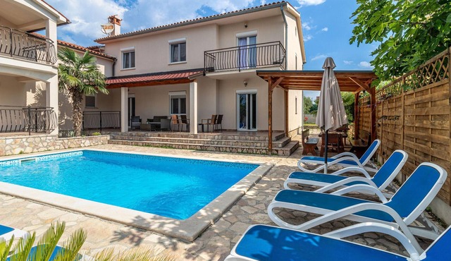 5 bedroom cozy home in Labin