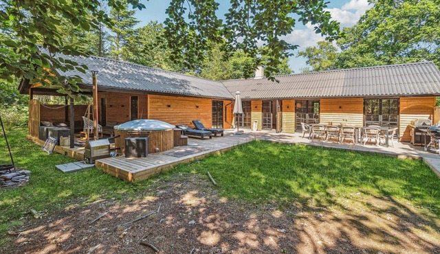 5 bedroom cozy home in Nexø