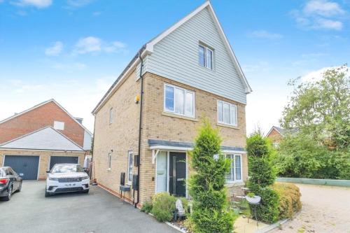 5 Bedroom Detached House Milton Keynes, Open Plan, 2500 Sq ft, Contractors, Family Stays