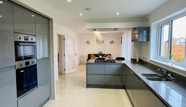 5 Bedroom detached House near Edinburgh Airport, City center and Murrayfield Stadium