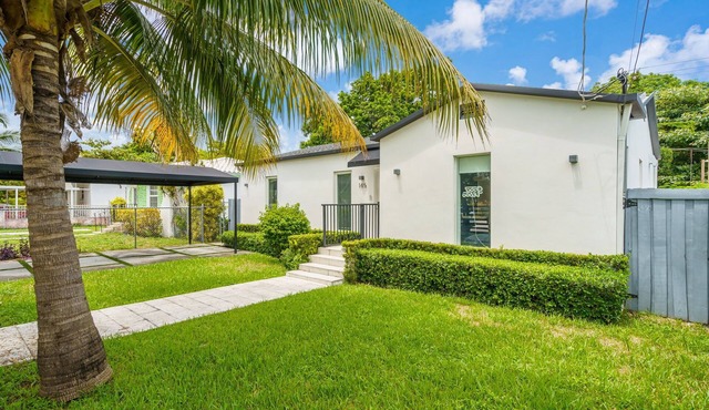 5 Bedroom Downtown Oasis: Steps to Wynwood & Design District, Private Hot Tub