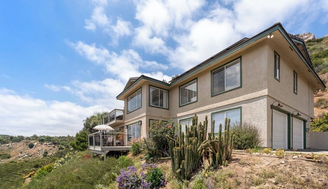 5-Bedroom Dual-Unit Retreat on 9.5 Acres – Perfect for Multi-Family Stays