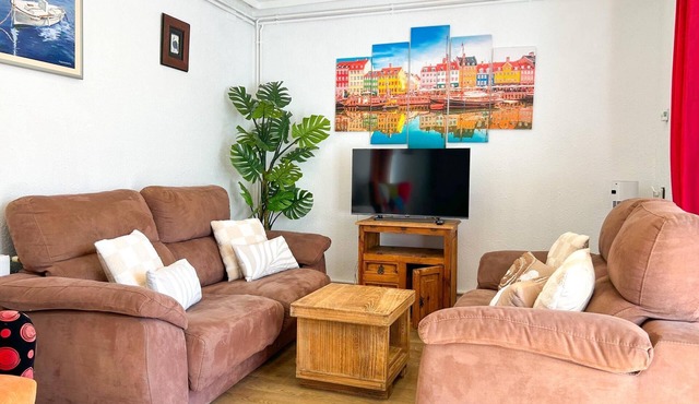 5-Bedroom apartment close to the sea, outdoor space, A/C