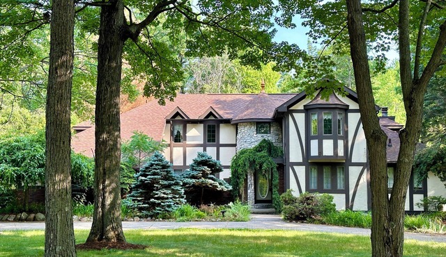 5-Bedroom Estate – 12 acres, Huge Space, Fast WiFi, Fitness Room, & More!