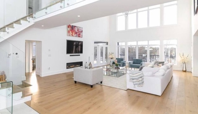 5 bedroom estate home with full gym and hot tub