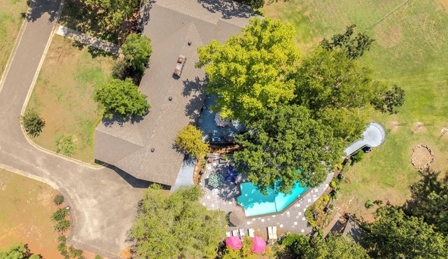 5-bedroom estate property with tons of amenities! Outdoor Kitchen! Pool! More!