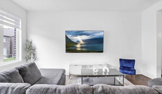 5 Bedroom Estate | Sleeps17 | 65"TV | Free Parking