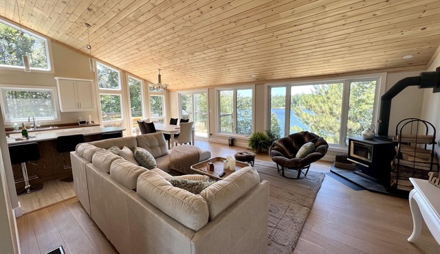 5-Bedroom Executive Lakefront Retreat Sleeping 12- Relax, Recharge and Reconnect