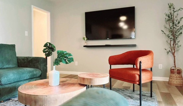 5 Bedroom Expansive Haven with Hot tub, Pool Table, Arcade & Outside Playset