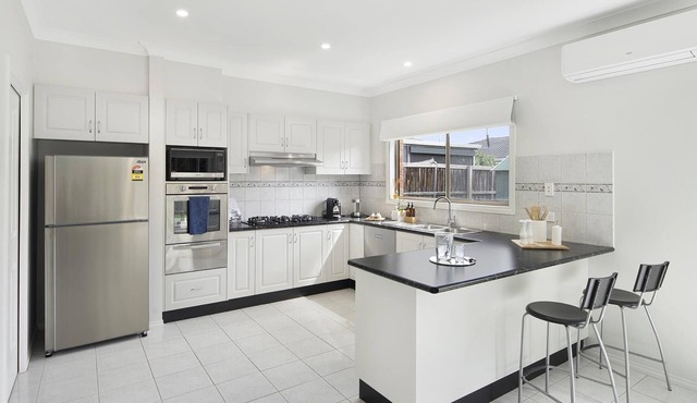 5 bedroom family home in Oakleigh South