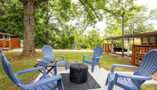 5 bedroom Family campus with three separate kitchens 15 min from Ft Moore