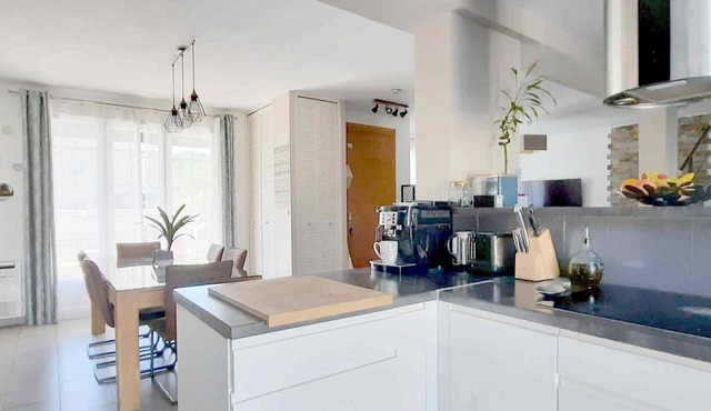 5-bedroom family home with private pool in the heart of Provence.