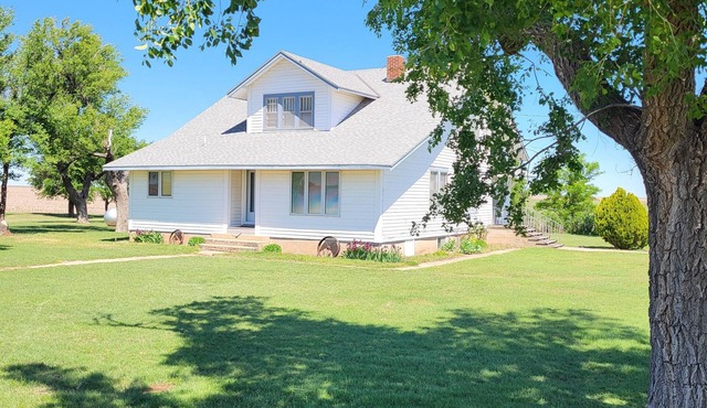 5-bedroom farmhouse in the heart of farm & ranch country.