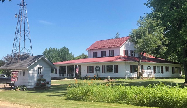 5-bedroom FarmHouse with WiFi, Large Gathering Room, Dining kitchen in Nappanee