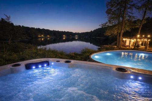 5 Bedroom Gorgeous Lakeside Villa w Hot Tub, Pool and More!