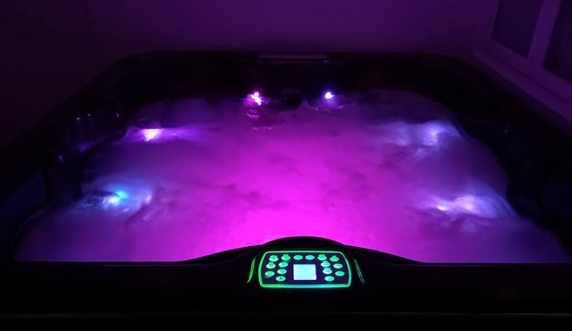 5 bedroom house with jacuzzi for 6 people in the village of Champagne