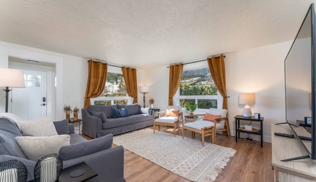 5 Bedroom Home Downtown, Close to shops!