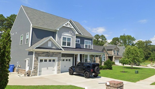 5-bedroom Home in Chesapeake w/Pool & Gym. Close to shopping and restaurants!