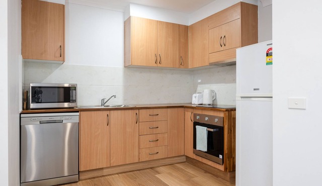 5 Bedroom Home in Revesby-Sleeps 12