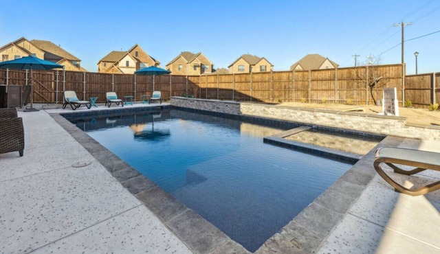 5 Bedroom Home + Pool + Media Room+ Grill!