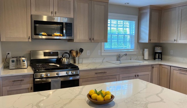 5 bedroom home w/in-law suite. Dog friendly. n