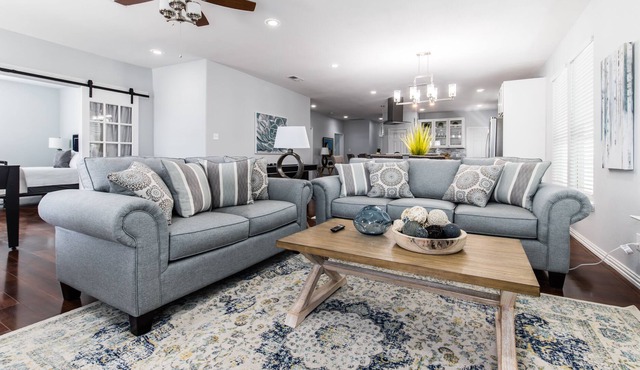 5 Bedroom Home - Walk to restaurants and shops!