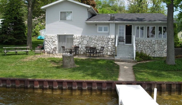 5 Bedroom Home with 100 Feet of Sandy-Bottom Frontage on All-Sport Palmer Lake!
