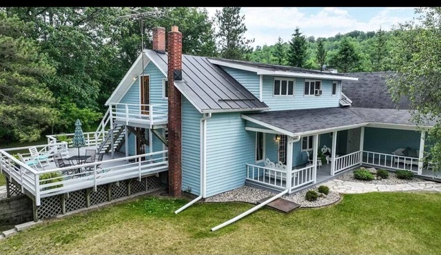 5 Bedroom home with 1580ft of Waupaca River frontage! With hot tub!