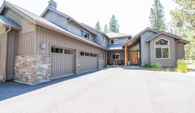 5 bedroom home with private hot tub, shared pool and gourmet kitchen