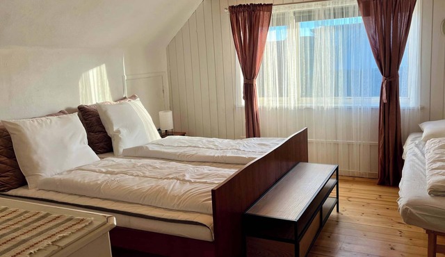 5 Bedroom House - 12 Guests