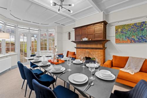 5 Bedroom House 13 Beds Across From Tube Station