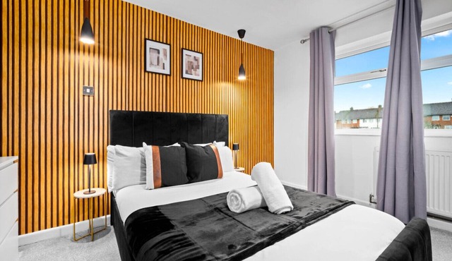 5 Bedroom House - 5 Bathrooms - Parking - Garden