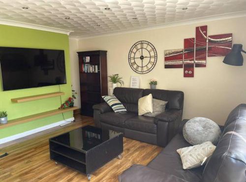 5 Bedroom House by monishortlets